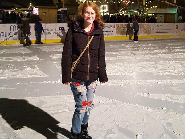 Etwas wacklig auf den Beinen: Bianca (19) aus Wendelstein beim (kostenlosen) Eislaufen in Eichstätt.