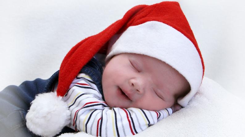 Mit so einer Mütze muss man einfach glücklich sein! Leon kam kurz nach Weihnachten am 26. Dezember im Theresien-Krankenhaus zur Welt und war dabei 55 Zentimeter groß. Sein Gewicht lag genau bei 3720 Gramm.