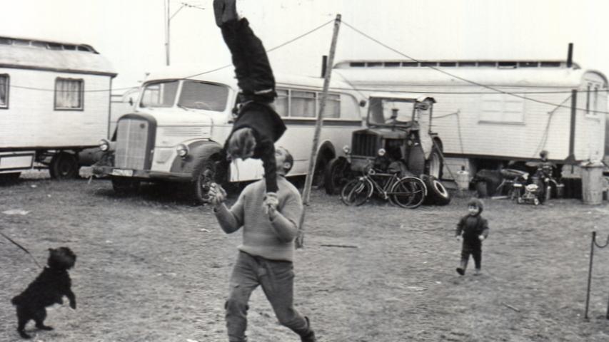 Wer rastet, der rostet. Deshalb müssen die Kinder der Zirkusfamlie Frank auch jetzt üben. Hier geht es zum Kalenderblatt vom 2. Januar 1968: Ein kleiner Zirkus im Winter