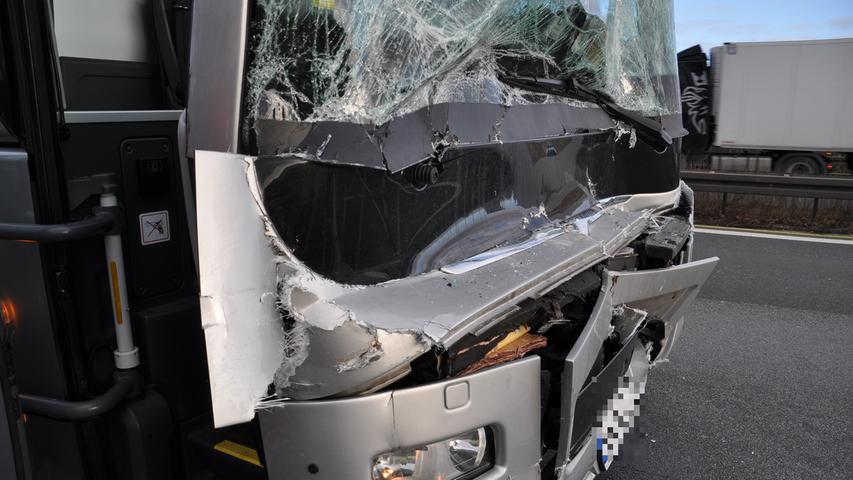 Schock auf der A3: Reisebus fährt auf Lastwagen auf 