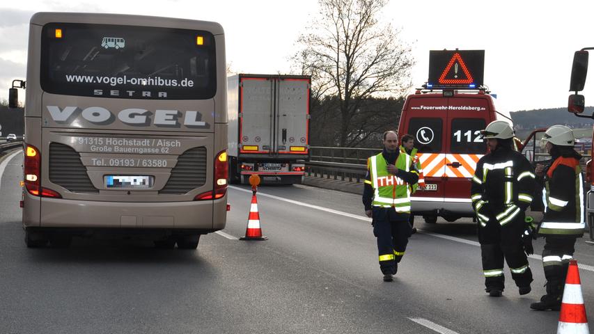 Schock auf der A3: Reisebus fährt auf Lastwagen auf 