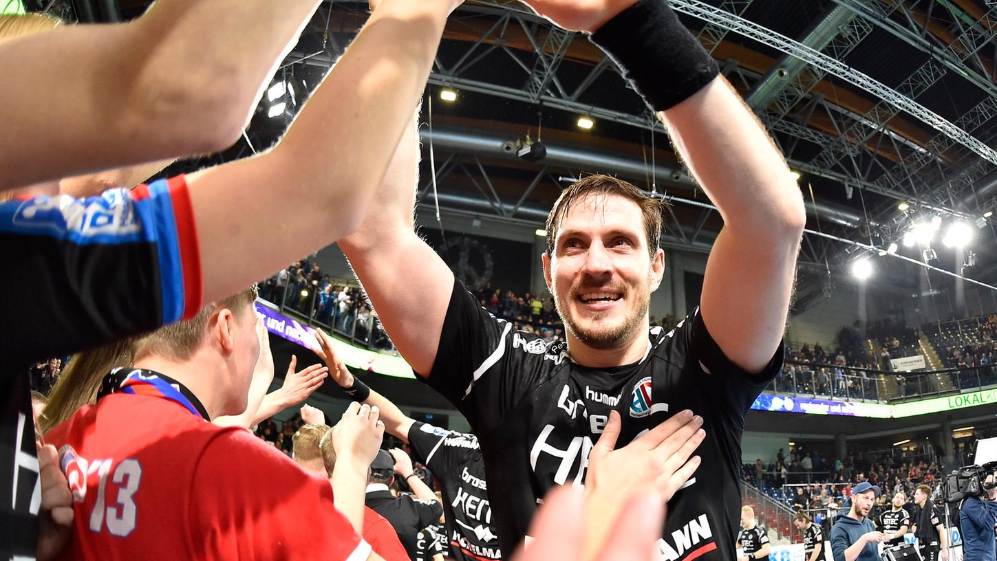 Wird bis 2020 noch häufiger mit den Fans des HC Erlangen feiern dürfen: Kapitän Michael Haaß.