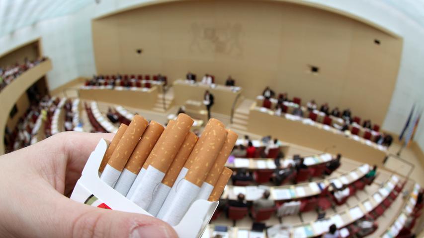 12. Dezember 2007: Mit großer Mehrheit verabschiedet der bayerische Landtag das strengste Rauchverbot eines deutschen Bundeslandes. Parteiübergreifend stimmen 140 der 180 Abgeordneten dafür, 18 dagegen. Acht Parlamentarier enthalten sich der Stimme.