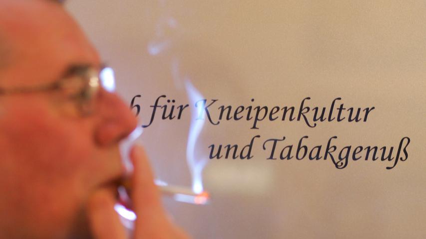 1. August 2008: Der Bayerische Verfassungsgerichtshof entscheidet, dass sowohl das Rauchverbot als auch Raucherklubs verfassungsgemäß ist. Nach Angaben des Vereins zum Erhalt der Bayerischen Wirtshauskultur gibt es in Bayern mittlerweile schon mehr als 8000 Raucherklubs.