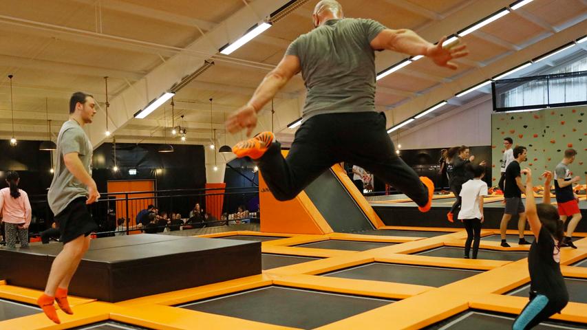 Luftsprünge und Saltos: Ninja-Trampolinpark in Langenzenn eröffnet