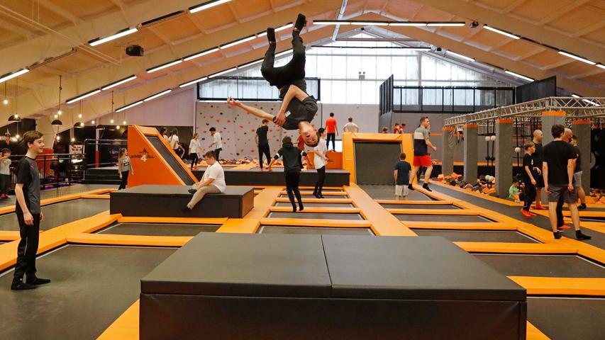 Luftsprünge und Saltos: Ninja-Trampolinpark in Langenzenn eröffnet