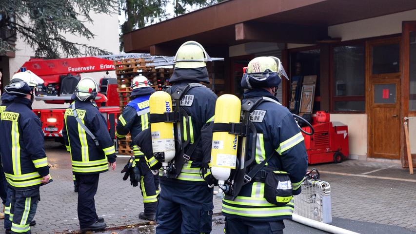 Rauch in Schreinerei: Großeinsatz der Erlanger Feuerwehr