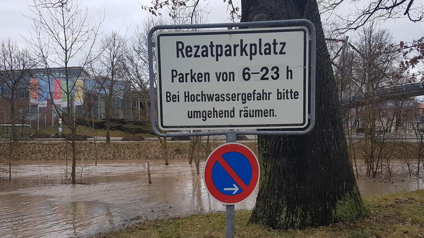 Überschwemmung in Ansbach sorgt für Parkplatz-Räumung