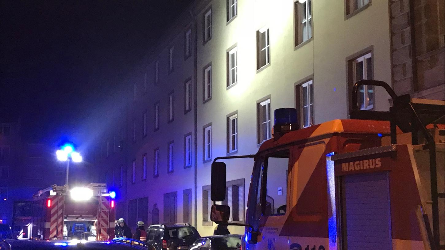 Insgesamt musste die Feuerwehr in Nürnberg weniger häufig ausrücken als noch im Vorjahr. Auch folgenreiche Großbrände in Wohnungen mit Verletzten blieben an diesem Silvesterabend aus.