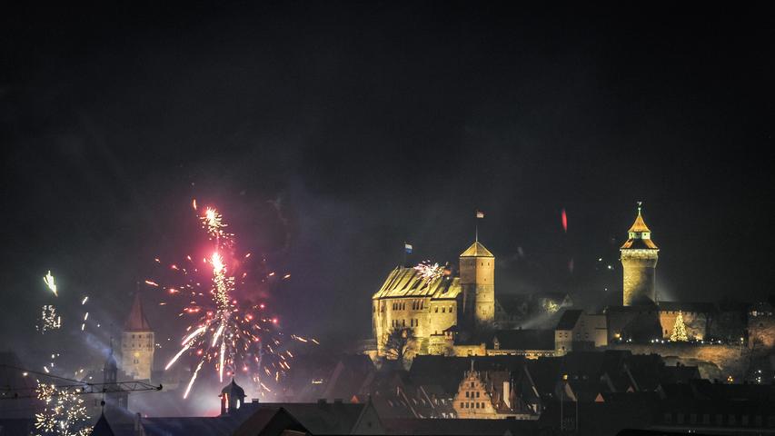 Mit Freunden und Feuerwerk! So rutschte Nürnberg ins neue Jahr