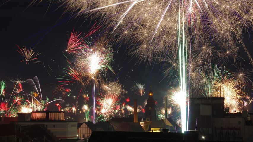 Mit feinem Essen und einer flotten Sohle stimmten sich viele Fürther auf das neue Jahr ein, bevor um Mitternacht die Raketen in den Nachthimmel stiegen. Feuerwerk in Zirndorf