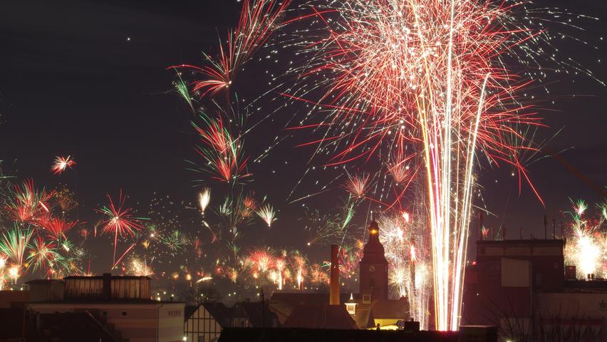 Mit feinem Essen und einer flotten Sohle stimmten sich viele Fürther auf das neue Jahr ein, bevor um Mitternacht die Raketen in den Nachthimmel stiegen. Feuerwerk in Zirndorf.