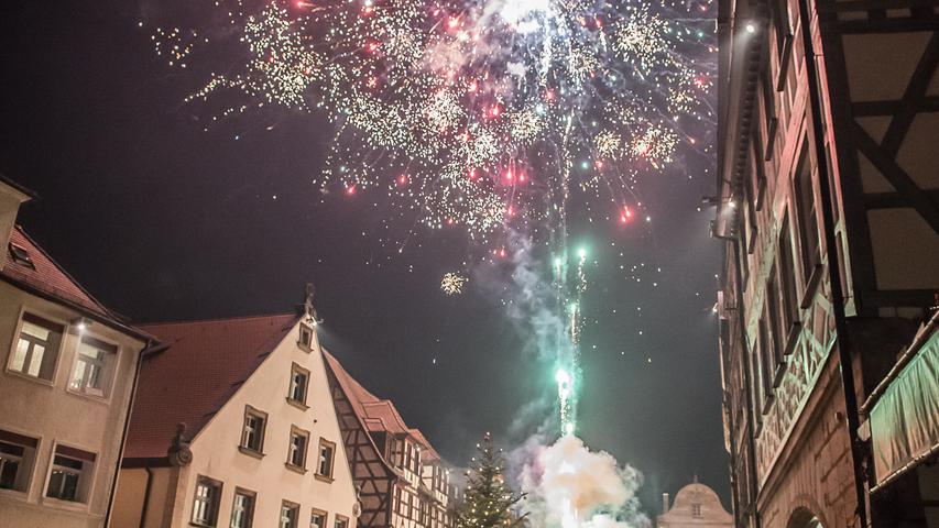 Mit feinem Essen und einer flotten Sohle stimmten sich viele Fürther auf das neue Jahr ein, bevor um Mitternacht die Raketen in den Nachthimmel stiegen. In der Fürther Altstadt.