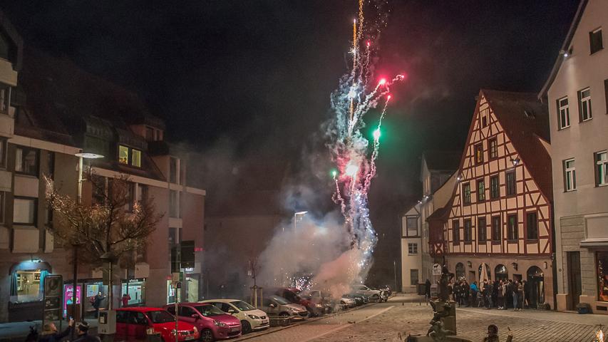 Mit feinem Essen und einer flotten Sohle stimmten sich viele Fürther auf das neue Jahr ein, bevor um Mitternacht die Raketen in den Nachthimmel stiegen. In der Fürther Altstadt.