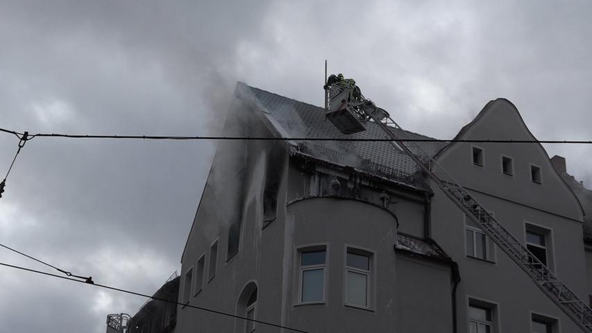 Schock an Neujahr: Feuer bricht in Dachwohnung aus