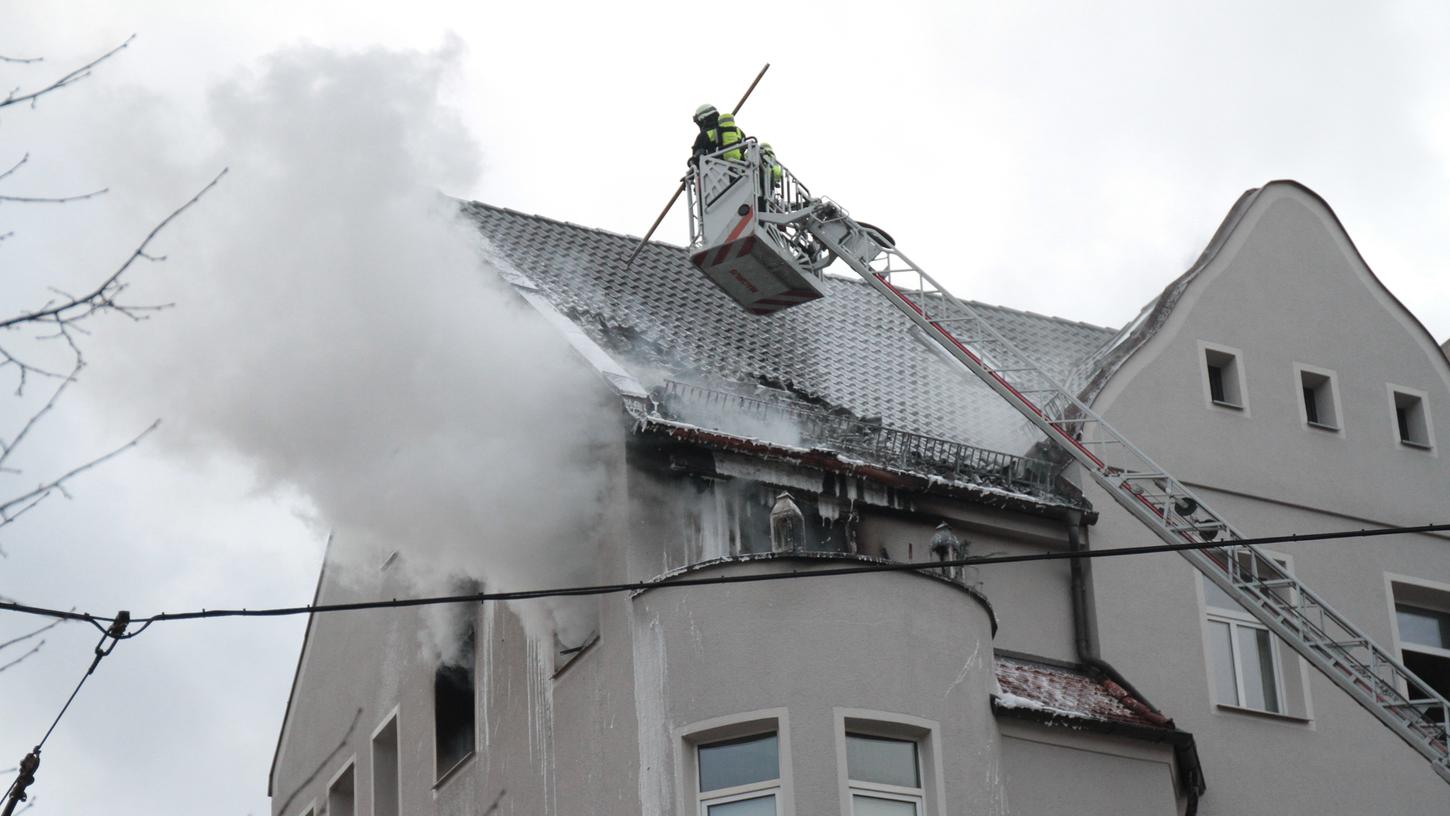 Die Nachlöscharbeiten gestalteten sich für die Feuerwehr schwierig. Die Einsatzkräfte vermuteten Glutnester unter dem Dach des Hauses.
