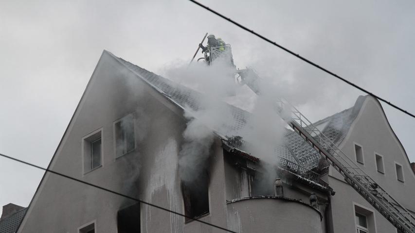 Schock an Neujahr: Feuer bricht in Dachwohnung aus
