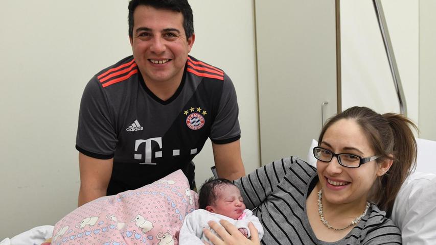 Gerade erst ein paar Stunden alt: Baby Amalia (kam um 14.44 Uhr auf die Welt) mit Mama Katja Abt und Papa Serkan Gürün.