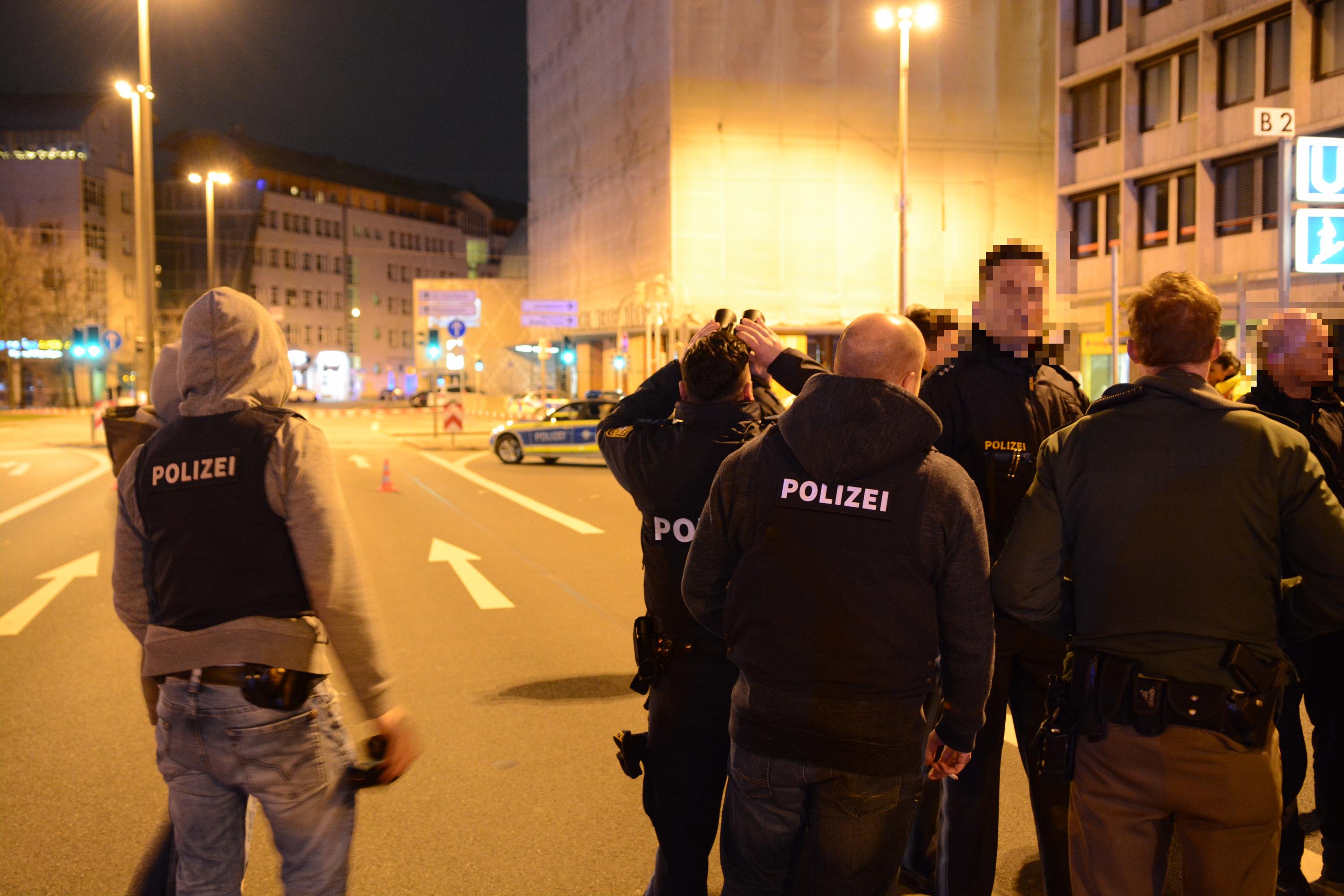 SEKEinsatz mit Heli Mann wirft Gasflaschen von PlärrerHochhaus