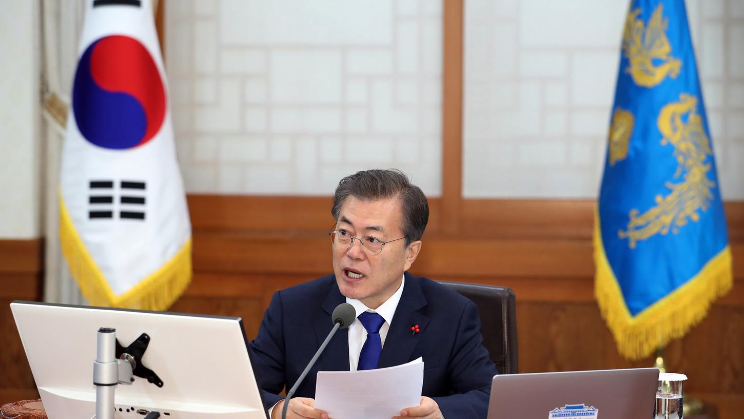 Auch Südkoreas Präsident Moon Jae begrüßt den die Idee, das nordkoreanische Regime wieder an den Verhandlungstisch zu holen. Formal befindet sich das Land nach wie vor im Kriegszustand mit dem nördlichen Nachbarn.
