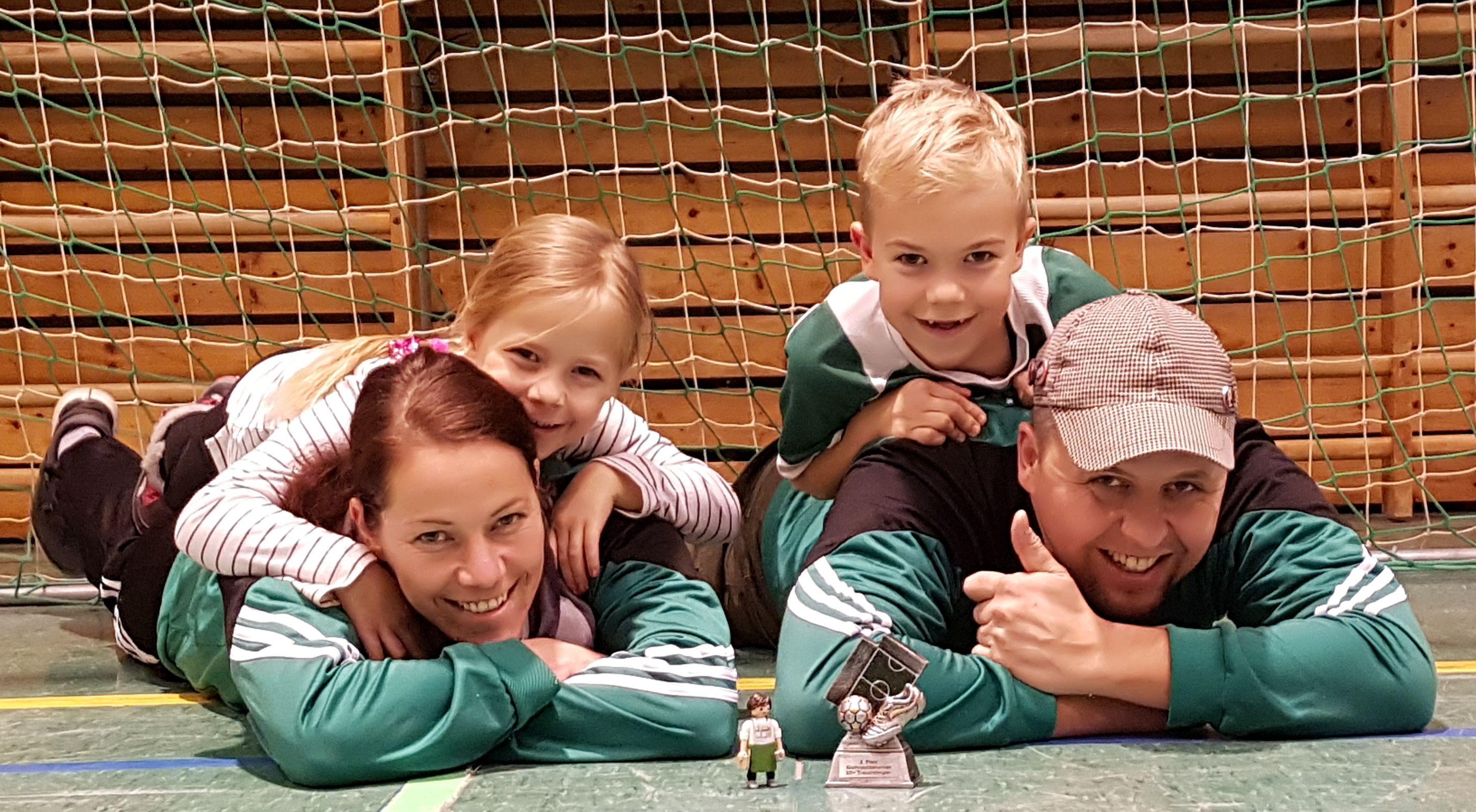Familie Schwenk in heimischen Gefilden beim U9-Hallenturnier in der Sporthalle der Treuchtlinger Senefelder Schule: Mama Bettina, Tochter Nena, Sohn Mika und Stefan Schwenk vor dem treuen Begleiter „Playmomoo“. Familie Schwenk in heimischen Gefilden beim U9-Hallenturnier in der Sporthalle der Treuchtlinger Senefelder Schule: Mama Bettina, Tochter Nena, Sohn Mika und Stefan Schwenk vor dem treuen Begleiter „Playmomoo“.