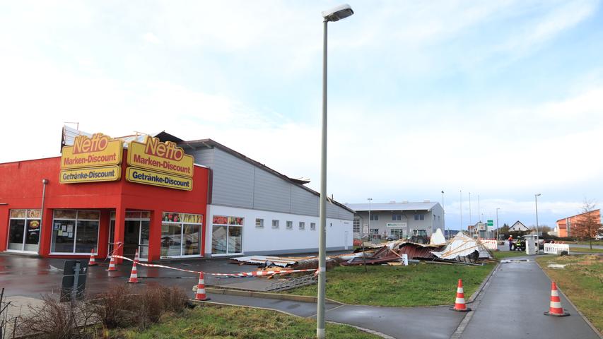 In Mühlhausen deckte der kräftige Wind das Dach eines Supermarktes am Mühlweiher ab.