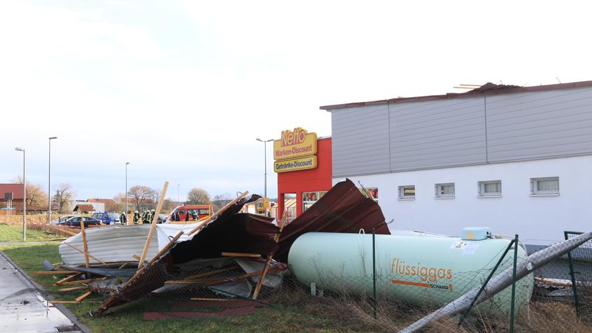 In Mühlhausen deckte der kräftige Wind das Dach eines Supermarktes am Mühlweiher ab.
