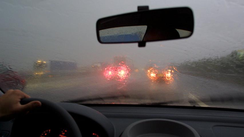 Bei Aquaplaning zu schnell auf der A70: Personenwagen überschlägt sich Bei Aquaplaning zu schnell auf der A70: Personenwagen überschlägt sich