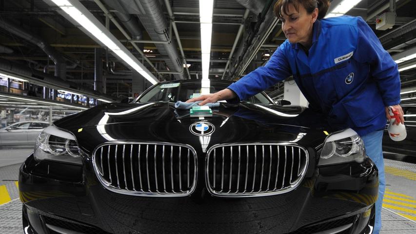 Letzte Hand legt diese BMW-Mitarbeiterin im Werk Dingolfing an ein Modell der 5er-Reihe. Sehr zur Freude von...