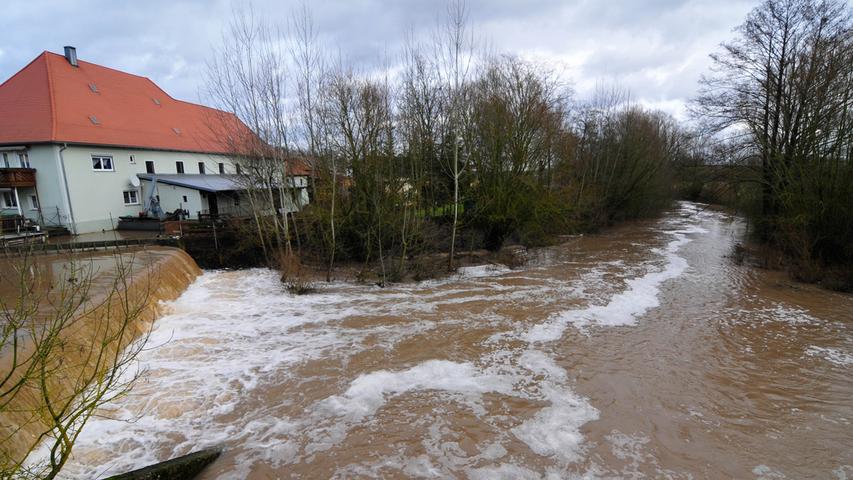 Anhaltender Regen sorgt in der Region für hohe Wasserstände, überflutete Wiesen und Straßen und vollgelaufene Keller. Im Landkreis Erlangen Höchstadt herrscht an mehreren Stellen Land unter - wie hier an der Aisch.