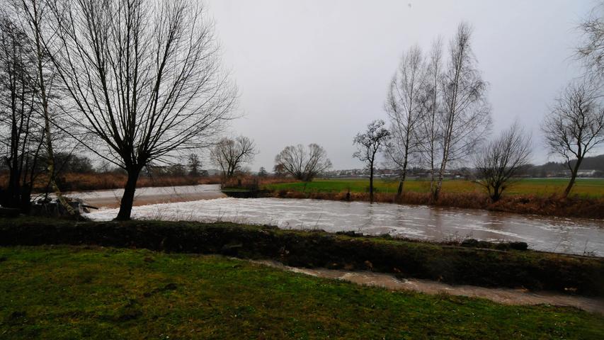 Anhaltender Regen sorgt in der Region für hohe Wasserstände, überflutete Wiesen und Straßen und vollgelaufene Keller. Im Landkreis Erlangen Höchstadt herrscht an mehreren Stellen Land unter - wie hier bei Sterpersdorf.