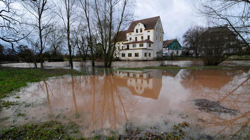 Anhaltender Regen sorgt in der Region für hohe Wasserstände, überflutete Wiesen und Straßen und vollgelaufene Keller. Im Landkreis Erlangen Höchstadt herrscht an mehreren Stellen Land unter - wie hier an der Laufer Mühle.