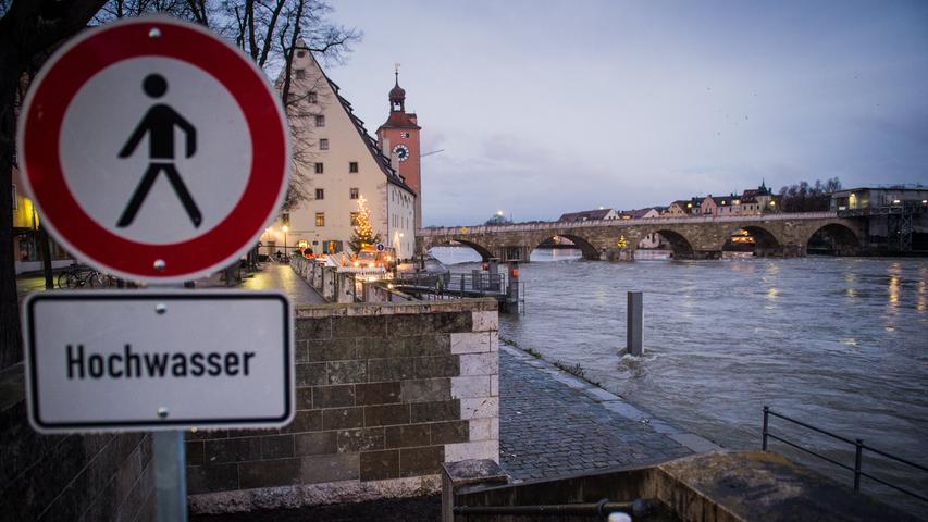 Regensburg: Stadt stellt Hochwassersperren auf