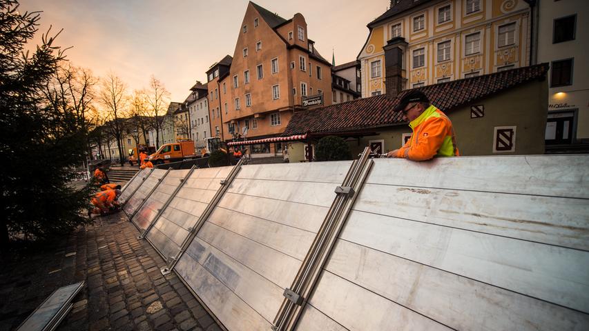 Regensburg: Stadt stellt Hochwassersperren auf