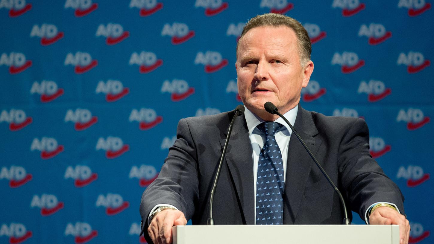 Nach dem rassistischen Tweet des AfD-Mitglieds Jens Maier fordern viele Parteimitglieder jetzt seinen Rücktritt. Auch Fraktionschef Georg Pazderski (Bild) distanzierte sich von Maier.