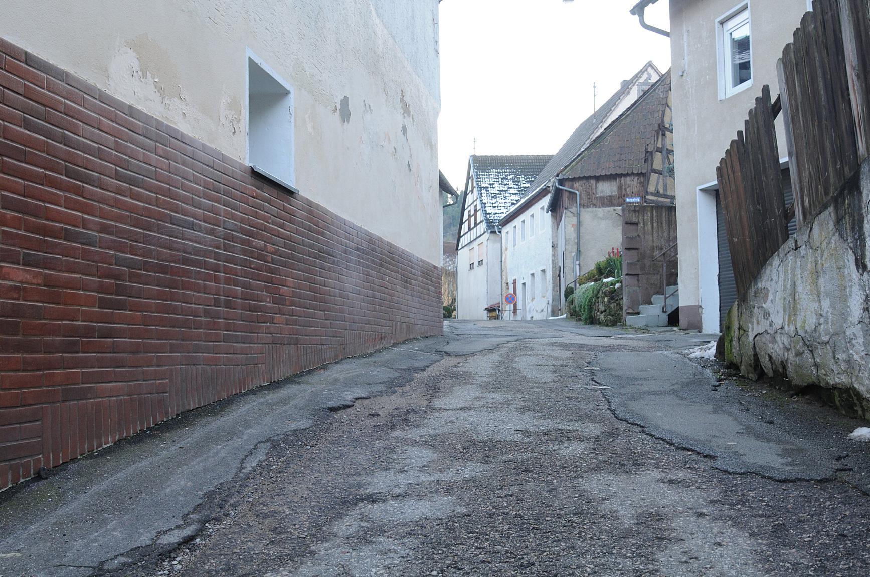 Dass sich etwas tun muss, ist nicht zu übersehen. Sie ärgern sich auch über eine Straße? Dann melden Sie sich bei uns, per E-Mail unter redaktion-forchheim@pressenetz.de oder telefonisch unter (09191) 722020.