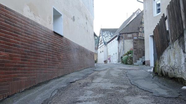 Dass sich etwas tun muss, ist nicht zu übersehen. Sie ärgern sich auch über eine Straße? Dann melden Sie sich bei uns, per E-Mail unter redaktion-forchheim@pressenetz.de oder telefonisch unter (09191) 722020.