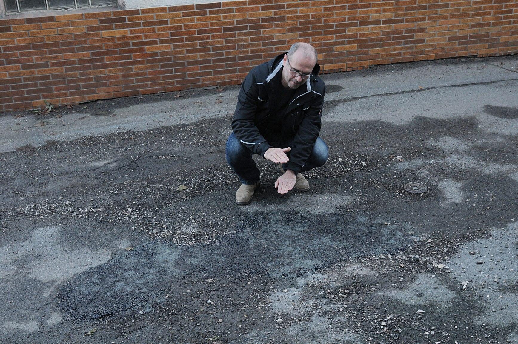 Familie Porisch lebt in einer Sackgasse: Holprig geht es zu ihrem Haus über die Rabensteinstraße. Die Gemeinde will bald nachbessern, heißt es auf NN-Nachfrage.