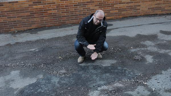 Familie Porisch lebt in einer Sackgasse: Holprig geht es zu ihrem Haus über die Rabensteinstraße. Die Gemeinde will bald nachbessern, heißt es auf NN-Nachfrage.