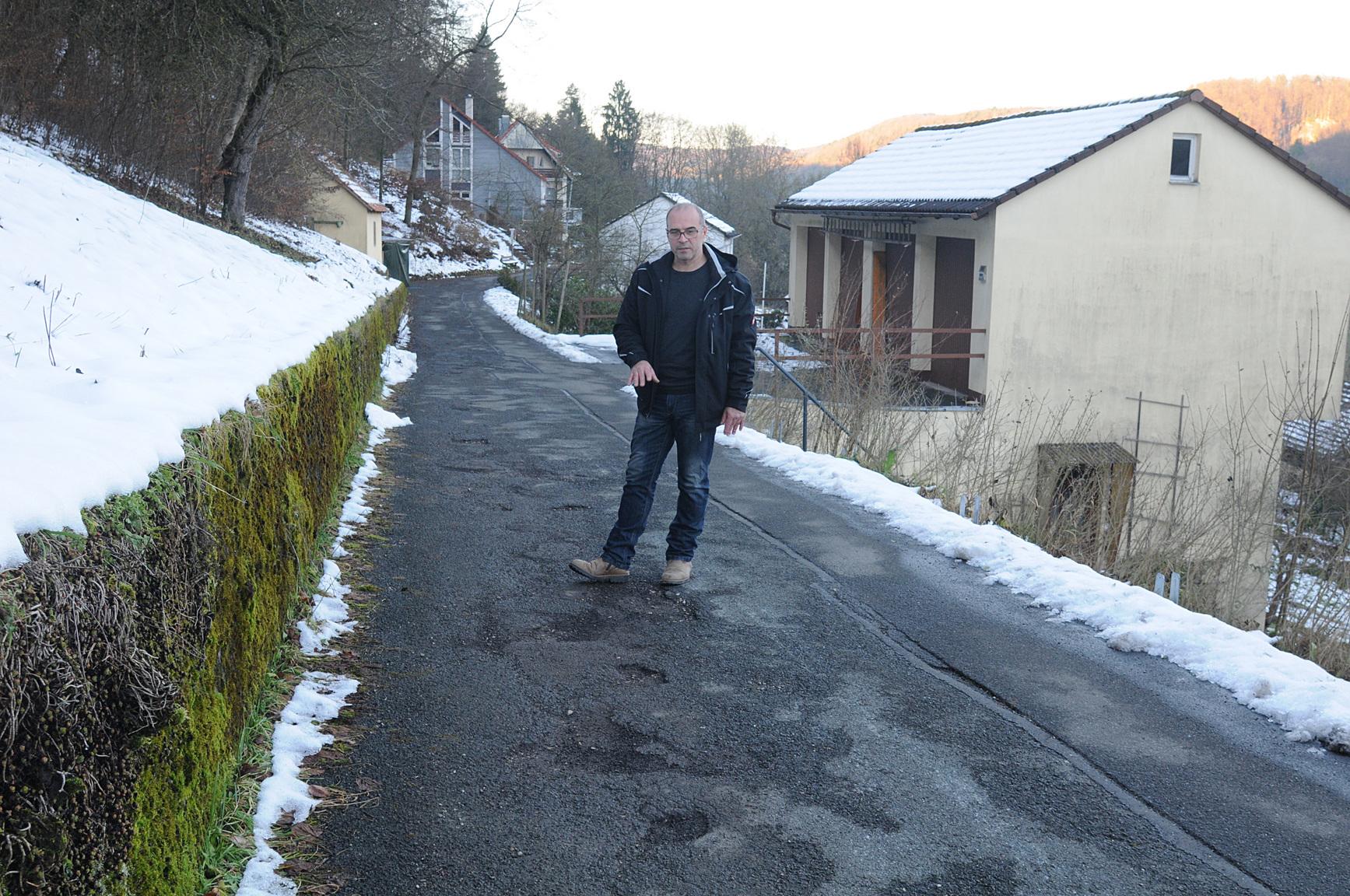 Nicht nur Yves Porisch ärgert sich über den Zustand. Rund 15 weitere Anwesen sind über die Straße angeschlossen. Die nehmen den Zustand aber sportlicher hin, sagt Bürgermeister Stefan Förtsch auf Nachfrage.