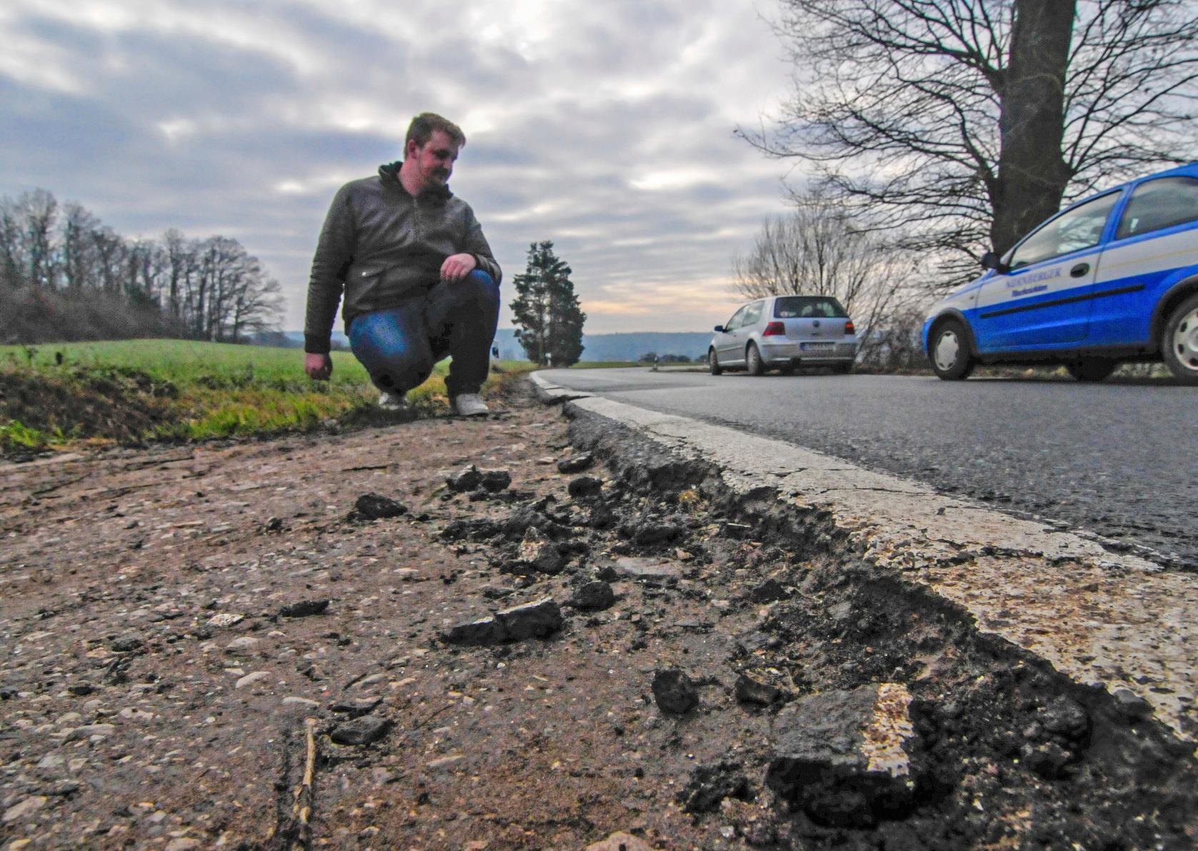 "Diese Straße ist verrückt!", sagt Holger Pfeiffer und meint damit die Strecke zwischen Effeltrich und Langensendelbach.
