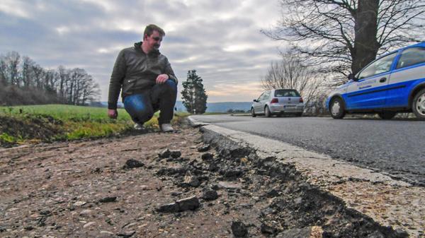 "Diese Straße ist verrückt!", sagt Holger Pfeiffer und meint damit die Strecke zwischen Effeltrich und Langensendelbach.
