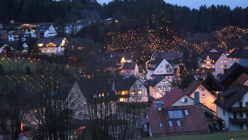 Stimmungsvoller Lichterzauber bei Prozession in Obertrubach