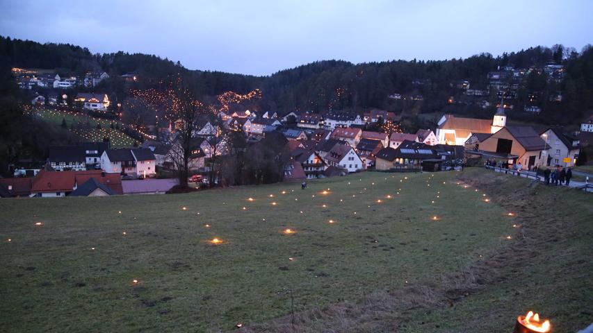 Stimmungsvoller Lichterzauber bei Prozession in Obertrubach