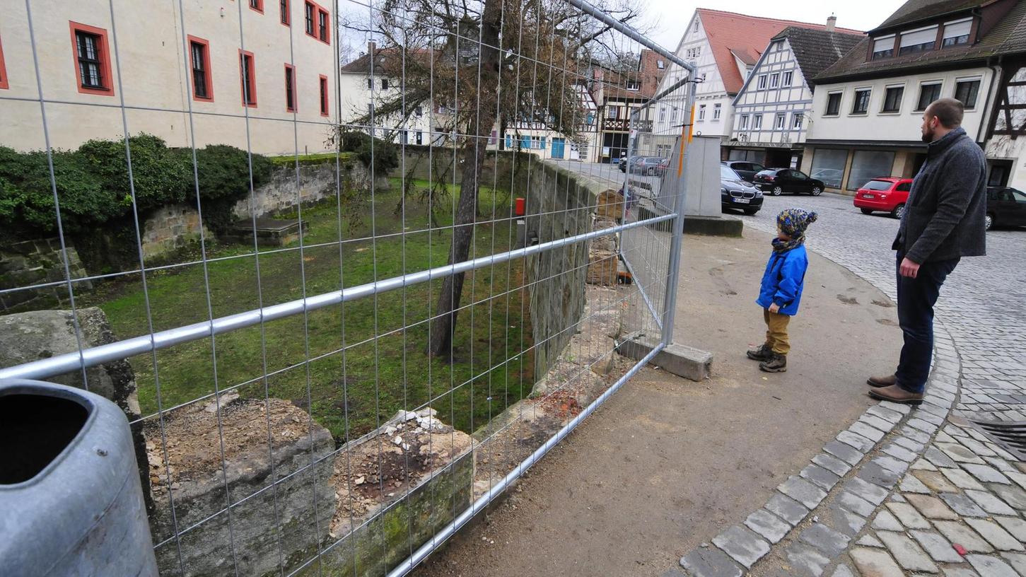 Ein Stück Mauer fehlt der Kaiserpfalz: Der Bauhof hat nun die Quader gesichert und die Unfallstelle abgesperrt.