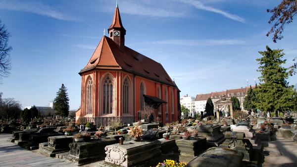 Im Stadtgebiet gibt es zehn Friedhöfe. Ihr Unterhalt kostet die Stadt Nürnberg rund 98.900 Euro in der Woche.