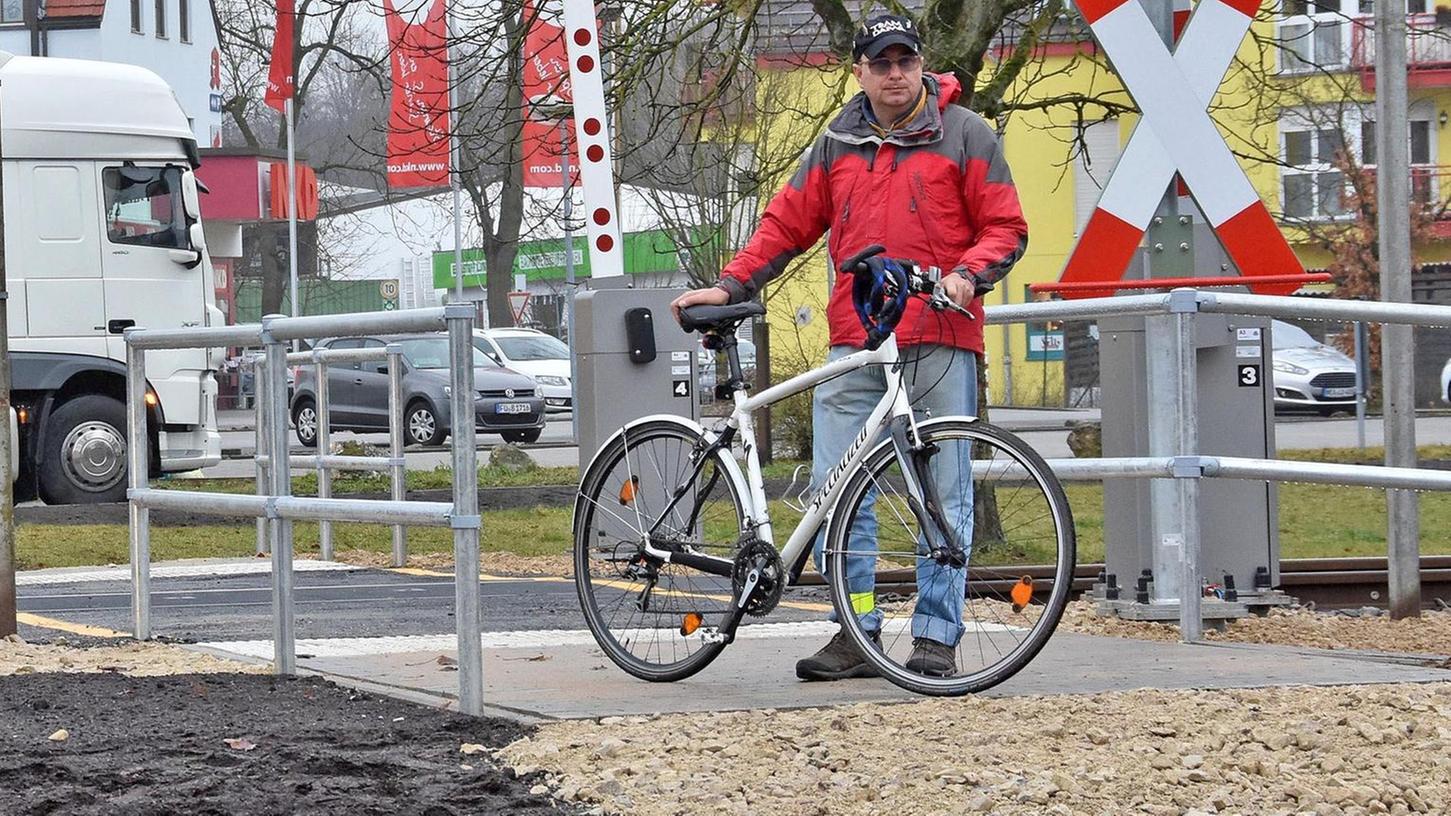 Seit Dezember 2017 hat der Bahnübergang am Raindorfer Weg in Langenzenn zwar neue Lichtzeichen und Schranken, aber der Radweg endete im Schlamm - der Asphaltstreifen für Radfahrer und Passanten ließ bis jetzt auf sich warten.