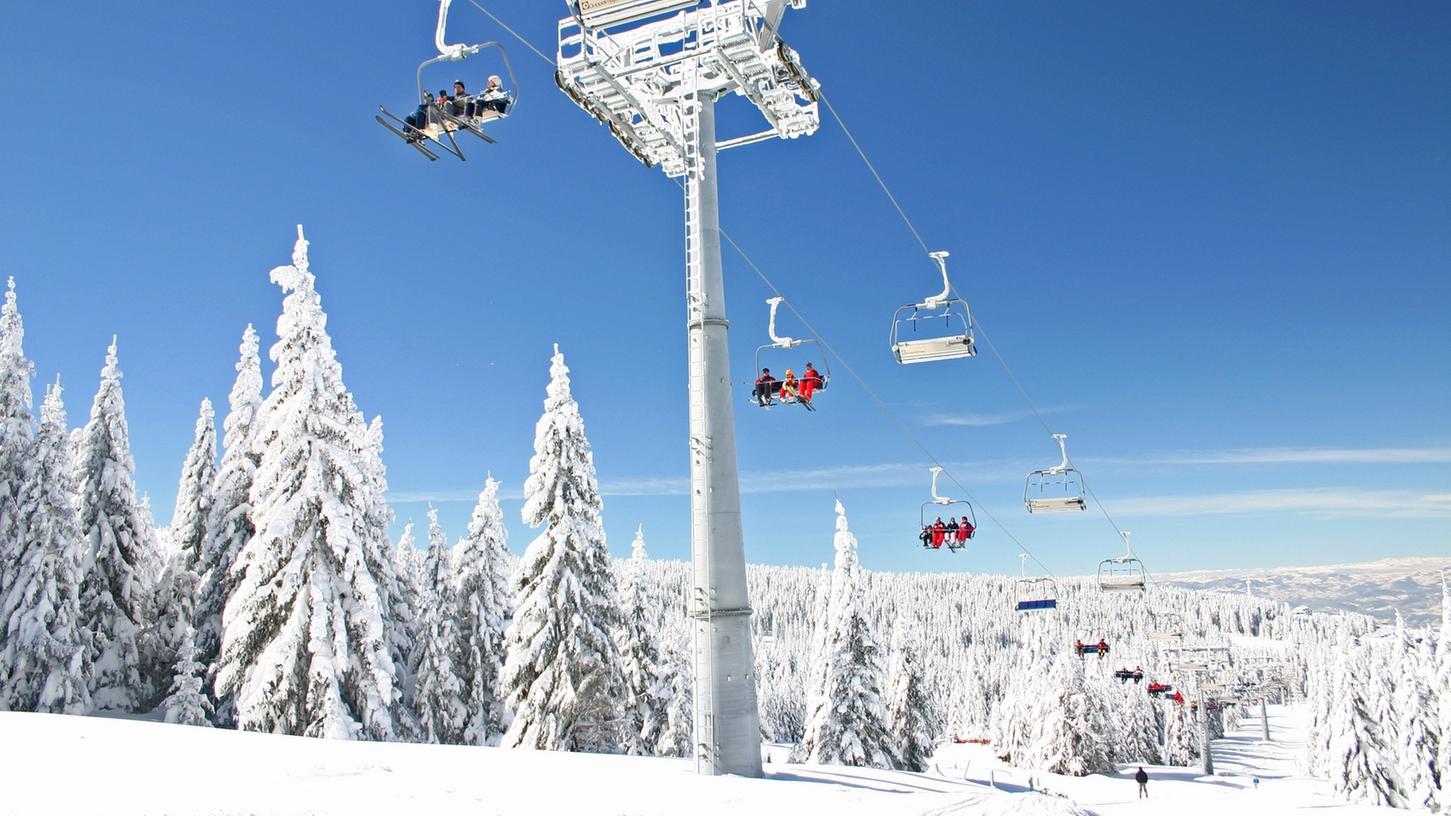 Die Lifte im Skigebiet Kopaonik erschließen rund 55 Pistenkilometer. Die Lifte im Skigebiet Kopaonik erschließen rund 55 Pistenkilometer.