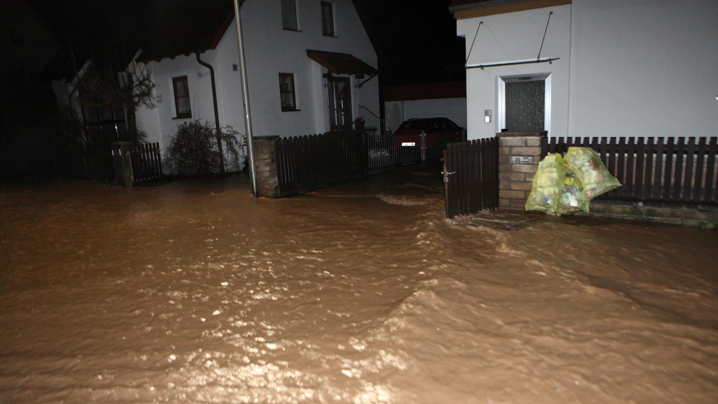 Durch den Starkregen am Abend wurden in Ansbach in der Nacht zum Freitag zahlreiche Straßen überschwemmt.