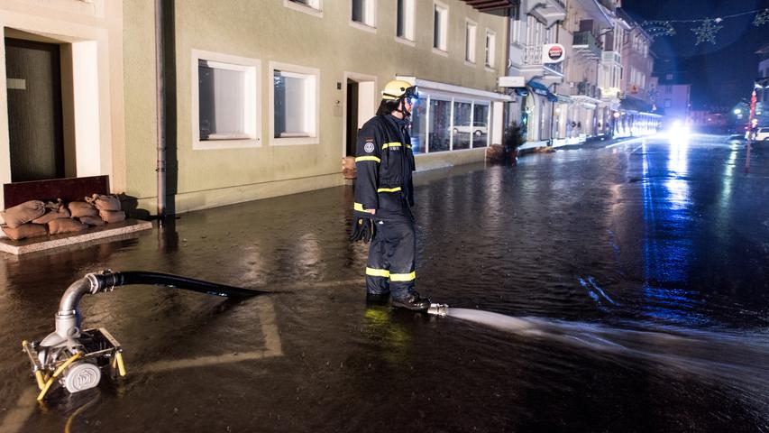 Mitarbeiter des Technischen Hilfswerkes (THW) pumpen am 05.01.2018 in St. Blasien im Schwarzwald (Baden-Württemberg) eine überflutete Straße leer. Langanhaltende Regenfälle und Schneeschmelzen haben ein starkes Hochwasser verursacht. Nach Angaben der Feuerwehr mussten wegen der Wassermassen Häuser evakuiert werden.